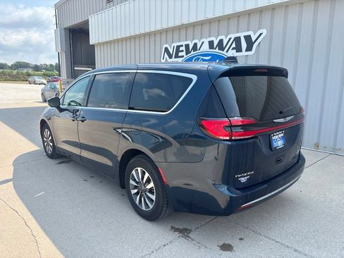Used 2024 Chrysler Pacifica Limited FWD image 7