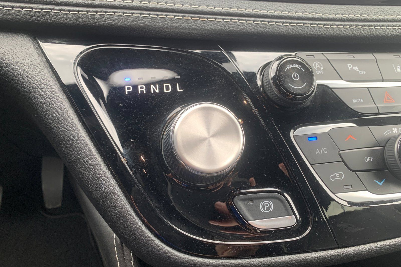 Used 2025 Chrysler Pacifica Limited FWD image 28
