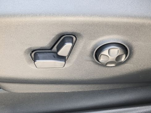 New 2025 Chrysler Voyager LX image 17