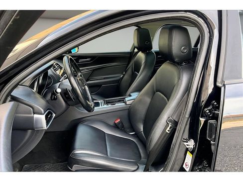 Used 2018 Jaguar XE Premium AWD/4WD image 34