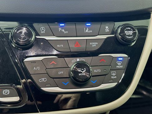 Used 2023 Chrysler Pacifica Touring-L image 15