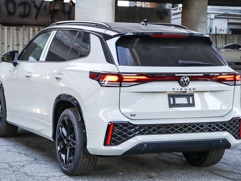 New 2026 Volkswagen Tiguan SE R-Line image 6