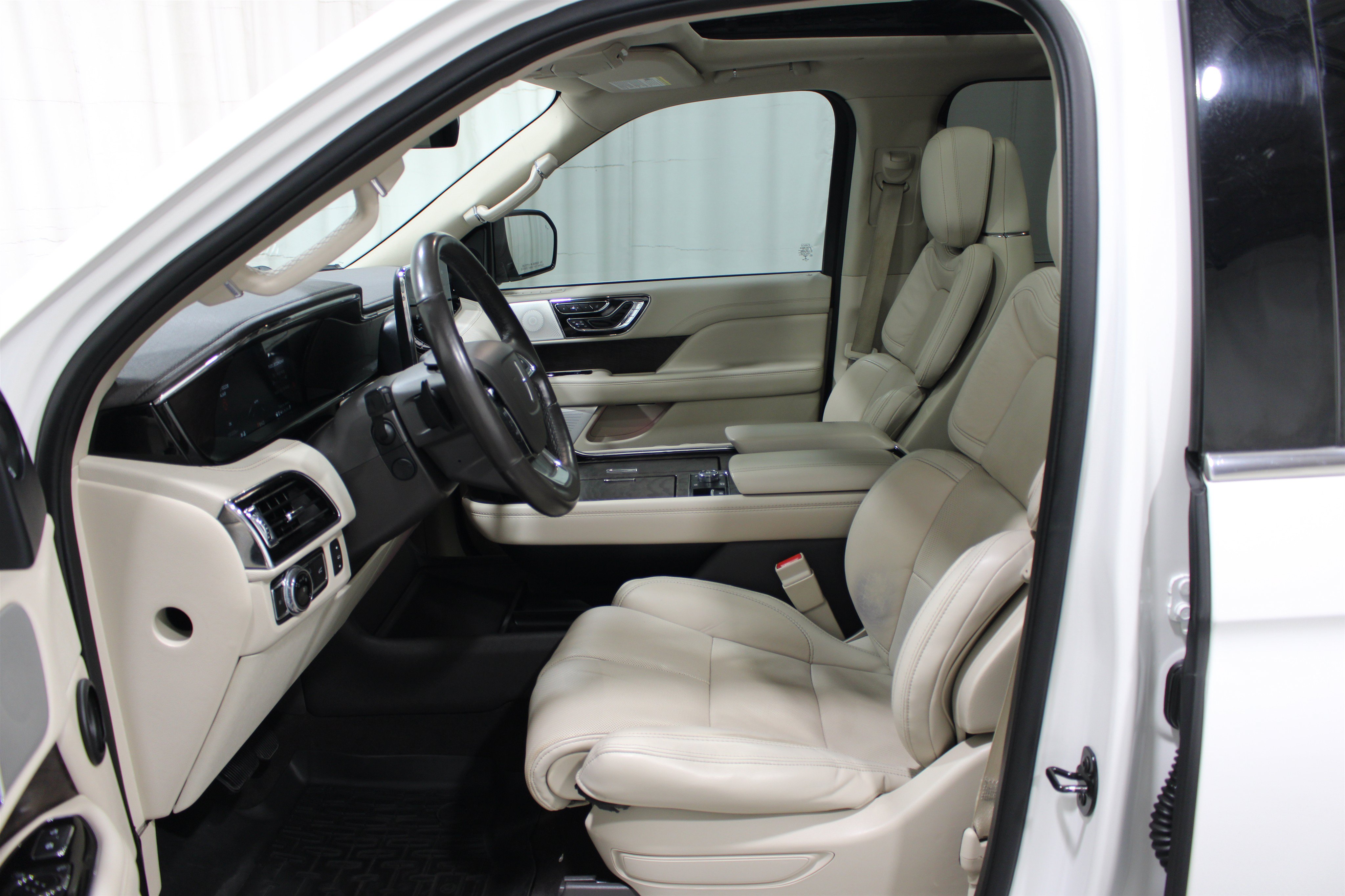 Used 2021 Lincoln Navigator L Reserve AWD/4WD image 3