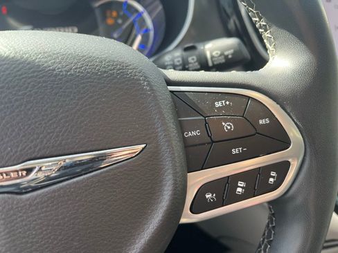 Used 2023 Chrysler Pacifica Touring-L image 11