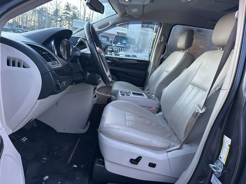 Used 2016 Chrysler Town & Country Touring w/ Driver Convenience Group image 11
