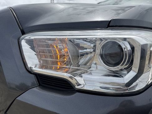 Used 2022 Toyota Tacoma SR5 w/ Technology Package RWD image 10