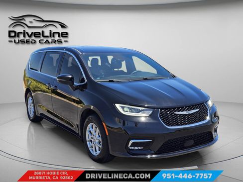 Used 2025 Chrysler Pacifica Select FWD image 7