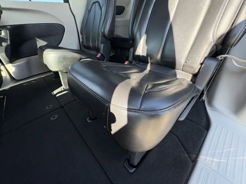 Used 2023 Chrysler Pacifica Touring-L FWD image 20