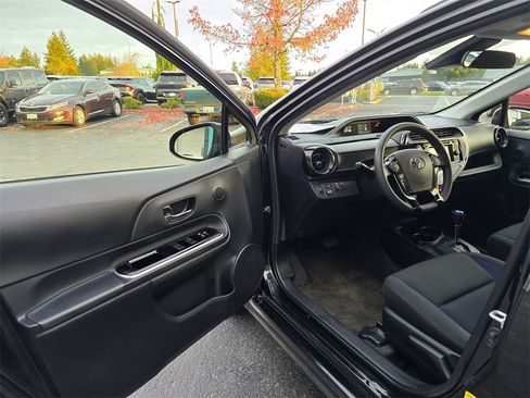 Used 2018 Toyota Prius C Two image 7