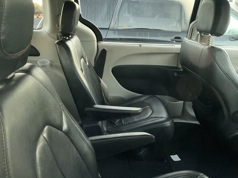 Used 2017 Chrysler Pacifica Touring-L image 4