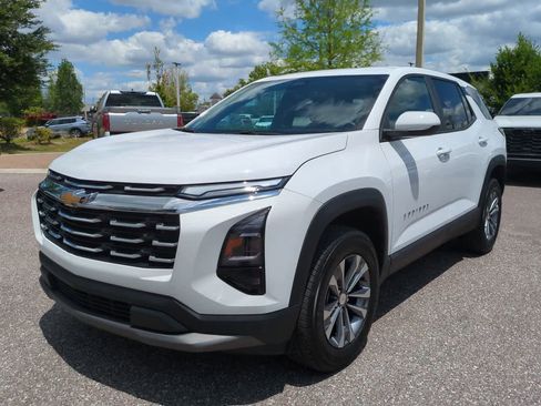 Used 2026 Chevrolet Equinox LT FWD image 2