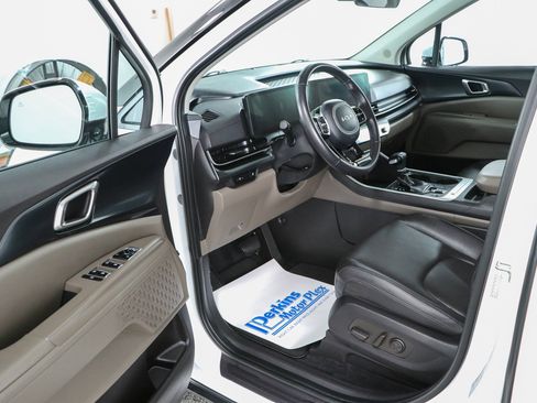 Used 2025 Kia Carnival FWD image 3