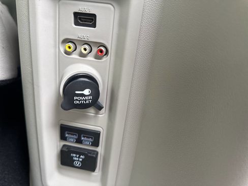 Used 2013 Dodge Grand Caravan SXT FWD image 9