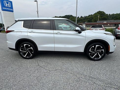 Used 2024 Mitsubishi Outlander SE AWD/4WD image 3