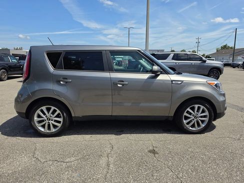 Used 2017 Kia Soul + FWD image 10