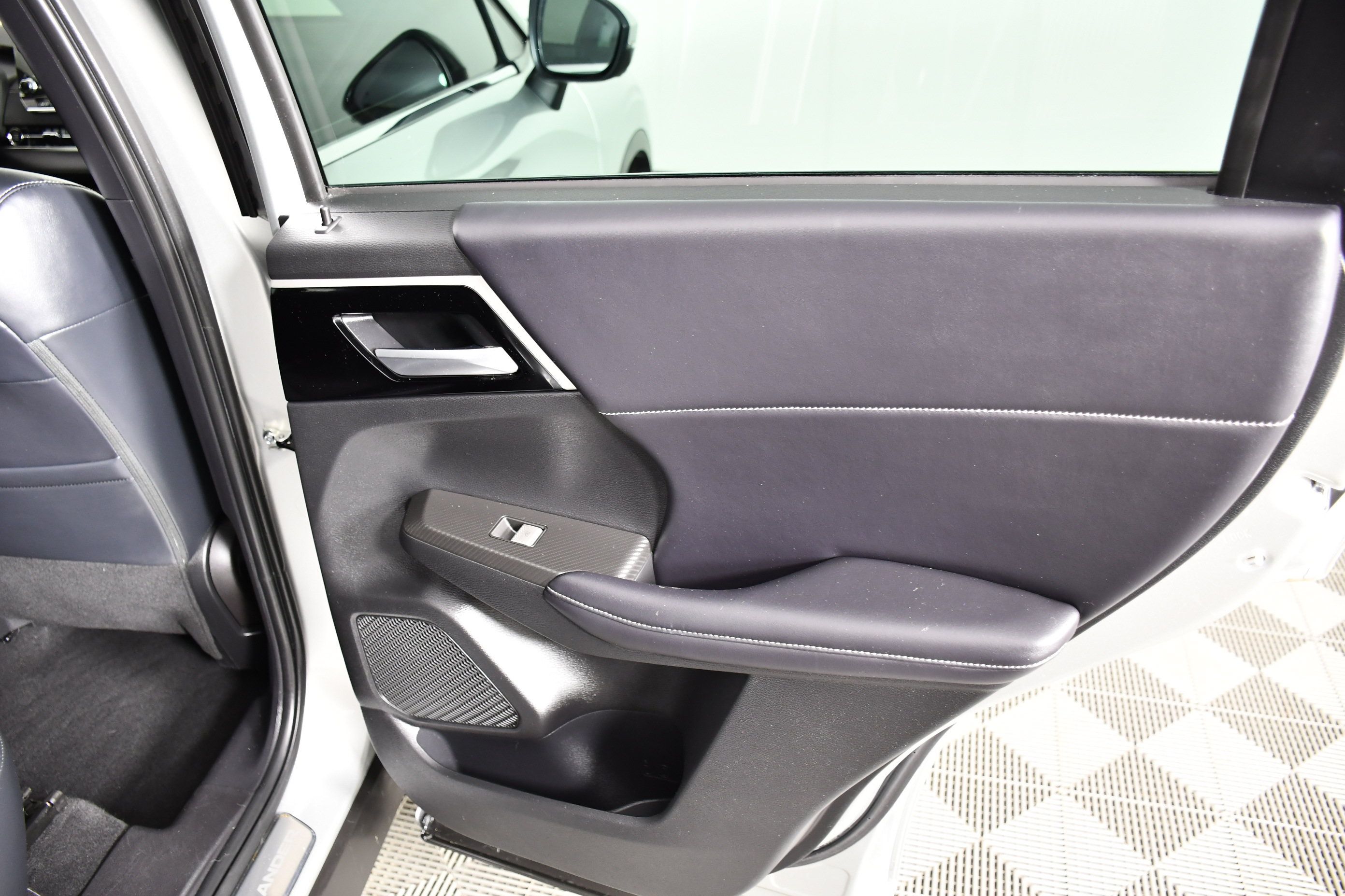 Used 2023 Mitsubishi Outlander SE AWD/4WD image 40