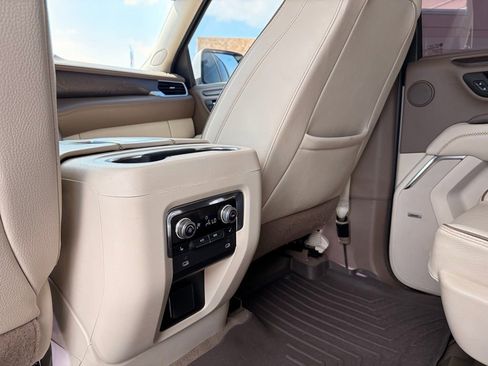 Used 2023 GMC Yukon XL Denali AWD/4WD image 16