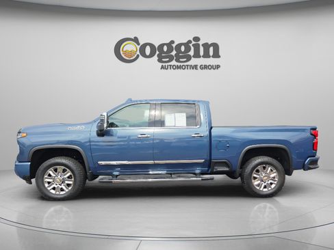 Used 2026 Chevrolet Silverado 2500 High Country w/ High Country Premium Package AWD/4WD image 2