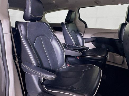Used 2023 Chrysler Pacifica Limited FWD image 29