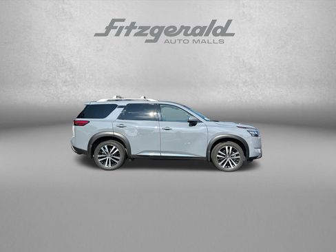 Used 2025 Nissan Pathfinder Platinum w/ Black Appearance Package AWD/4WD image 9