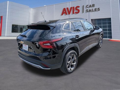 Used 2025 Chevrolet Trax LT w/ LT Convenience Package image 6