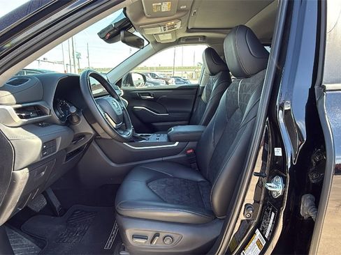Used 2024 Toyota Highlander XLE image 12
