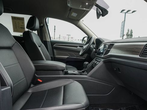 Certified 2023 Volkswagen Atlas SE w/ Black Wheel Package FWD image 17