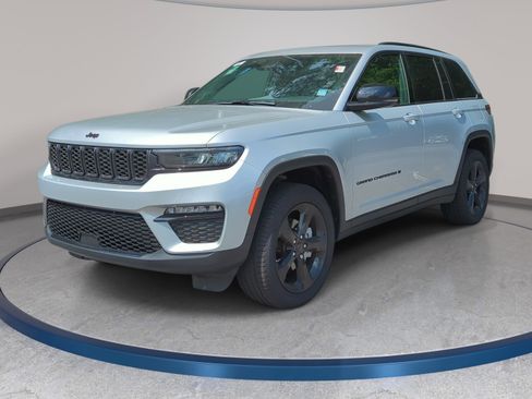 Used 2025 Jeep Grand Cherokee Limited w/ Black Appearance Package AWD/4WD image 1