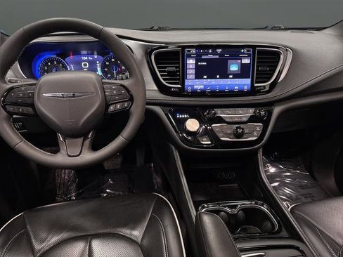 Certified 2025 Chrysler Pacifica Limited image 5