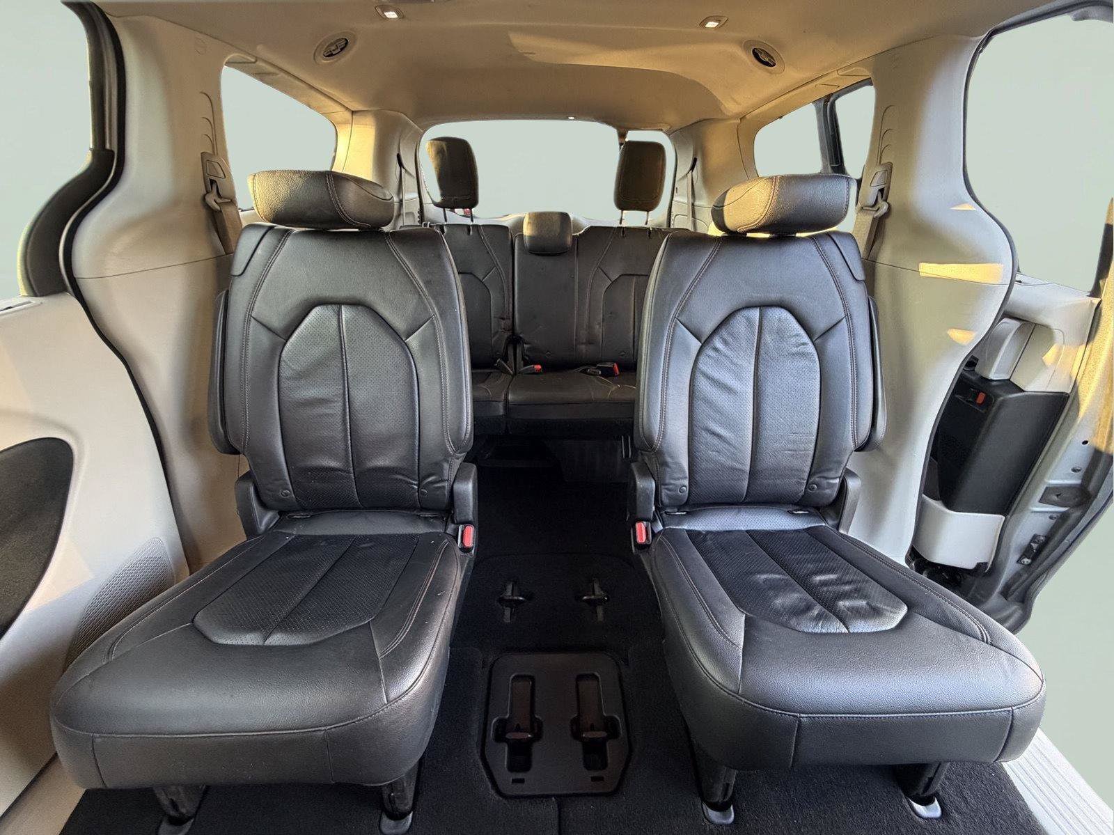 Used 2018 Chrysler Pacifica Touring-L FWD image 29