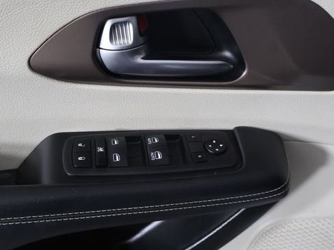Used 2023 Chrysler Voyager LX FWD image 30