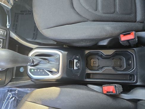 Used 2018 Jeep Renegade Latitude image 21