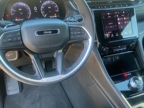 Used 2025 Jeep Grand Cherokee Laredo X image 15