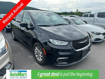 Used 2025 Chrysler Pacifica Select