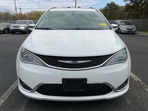 Used 2019 Chrysler Pacifica Limited image 2