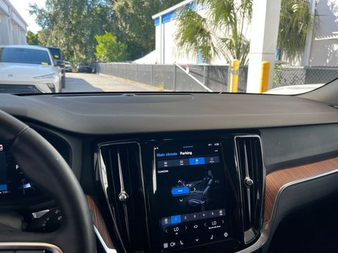 Used 2025 Volvo V60 B5 Cross Country Plus image 18