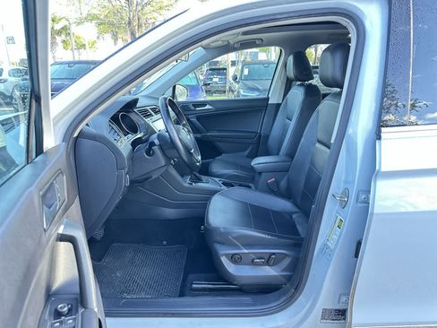 Used 2018 Volkswagen Tiguan SE w/ Panoramic Sunroof Package FWD image 2