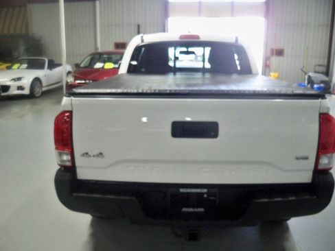 Used 2017 Toyota Tacoma SR5 w/ Tow Package image 4