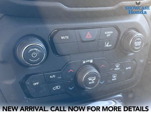 Used 2023 Jeep Renegade Latitude AWD/4WD image 11