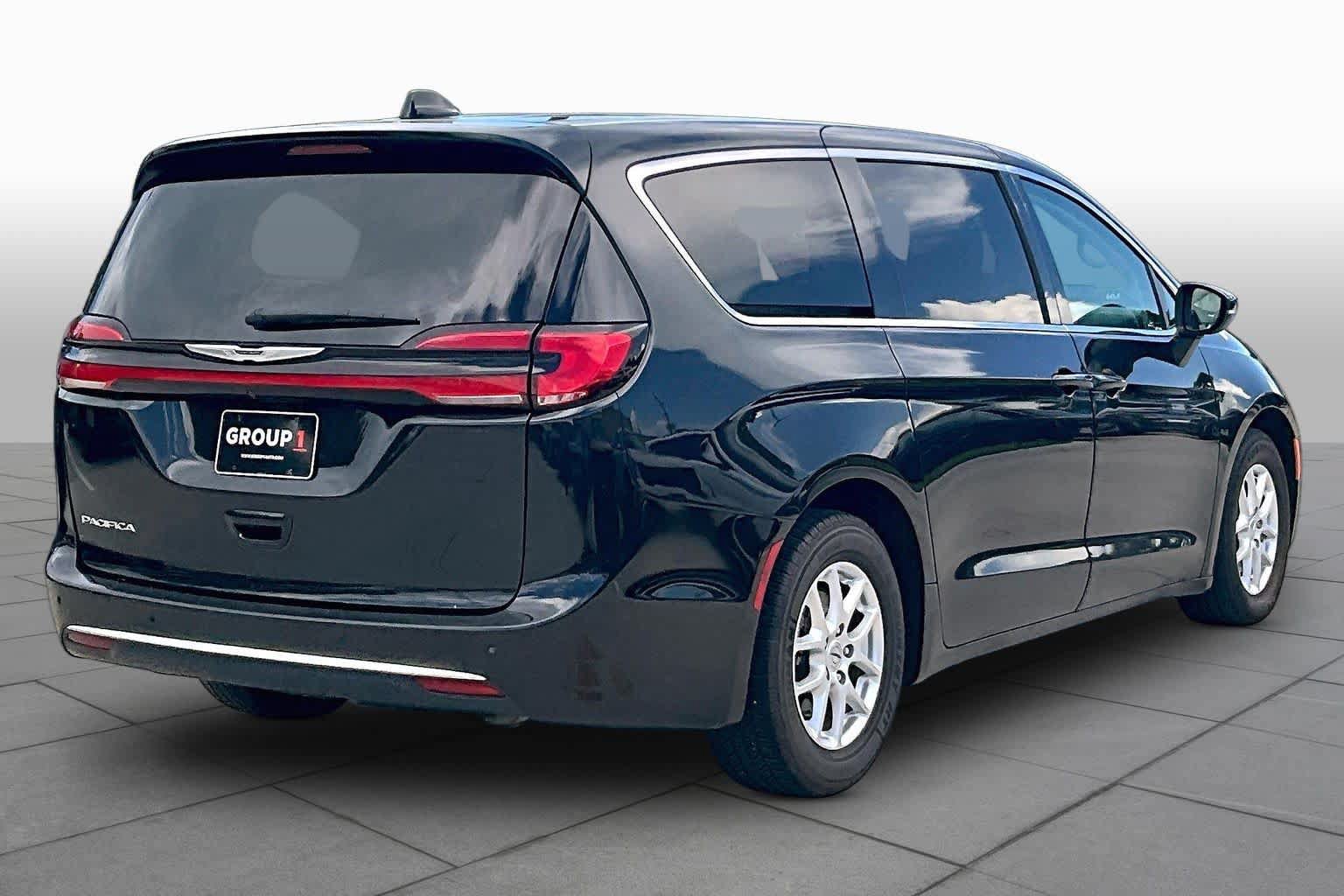 Used 2023 Chrysler Pacifica Touring-L FWD image 12