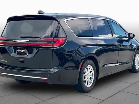 Used 2023 Chrysler Pacifica Touring-L FWD image 12