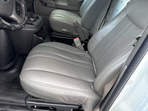 Used 2010 Chevrolet Express 3500 RWD image 15