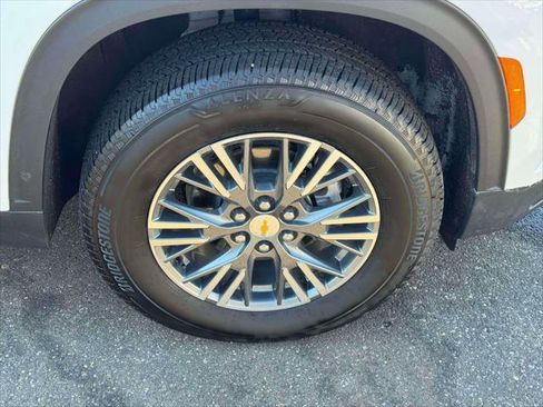 Used 2025 Chevrolet Traverse LT image 9