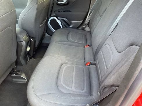 Used 2018 Jeep Renegade Latitude FWD image 19