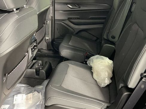 New 2025 Jeep Grand Cherokee L Laredo image 13