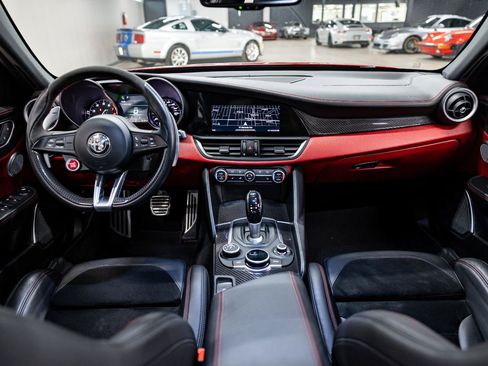 Used 2018 Alfa Romeo Giulia Quadrifoglio RWD image 9