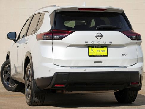 Used 2024 Nissan Rogue SV w/ SV Premium Package FWD image 5