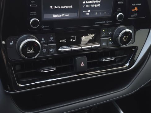 Used 2021 Toyota Highlander XLE image 17