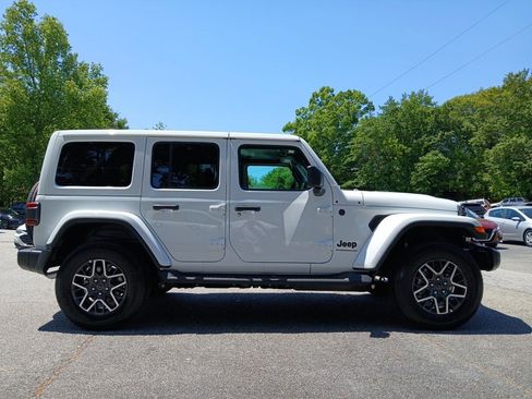 Used 2026 Jeep Wrangler Sahara image 5