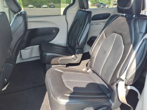 Used 2023 Chrysler Pacifica Touring-L FWD image 13